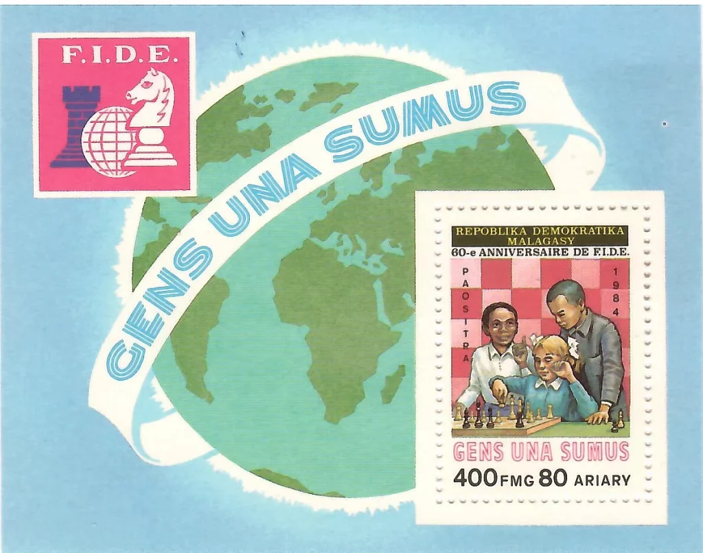 Hoja bloque de Madagascar de 1984 por el 60º aniversario de la FIDE, con el lema "Gens Una Sumus", el escudo de la FIDE y un sello con niños jugando al ajedrez.