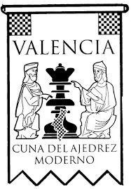 Emblema «Valencia, cuna del ajedrez moderno», con dos figuras medievales y piezas de ajedrez