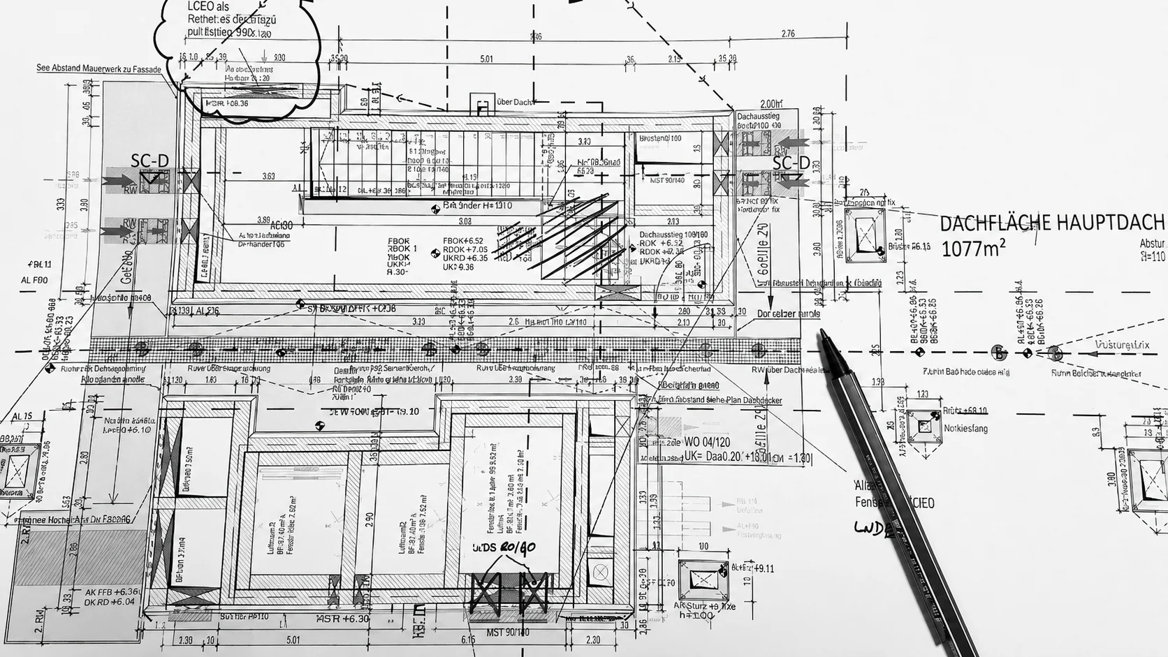 Plano arquitectónico de un edificio con detalles técnicos, medidas y anotaciones de construcción.