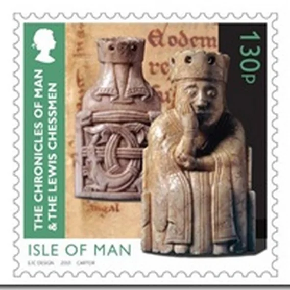 Sello de la Isla de Man con la figura esculpida de la reina del ajedrez de Lewis sosteniendo su cabeza con la mano.