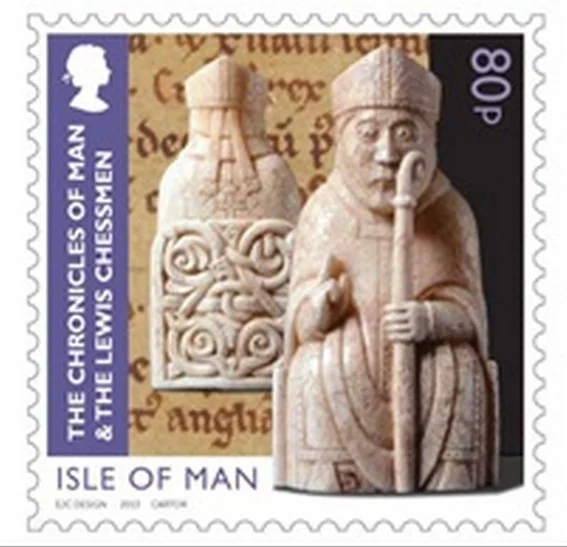 Sello postal de la Isla de Man que muestra la figura de marfil de un alfil de los ajedrecistas de Lewis sobre un manuscrito medieval.