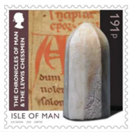 Sello postal de la Isla de Man que muestra la pieza geométrica de un peón del ajedrez de Lewis sobre un manuscrito medieval.